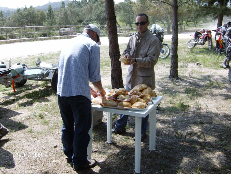 Gli Organizzatori preparano i panini.JPG